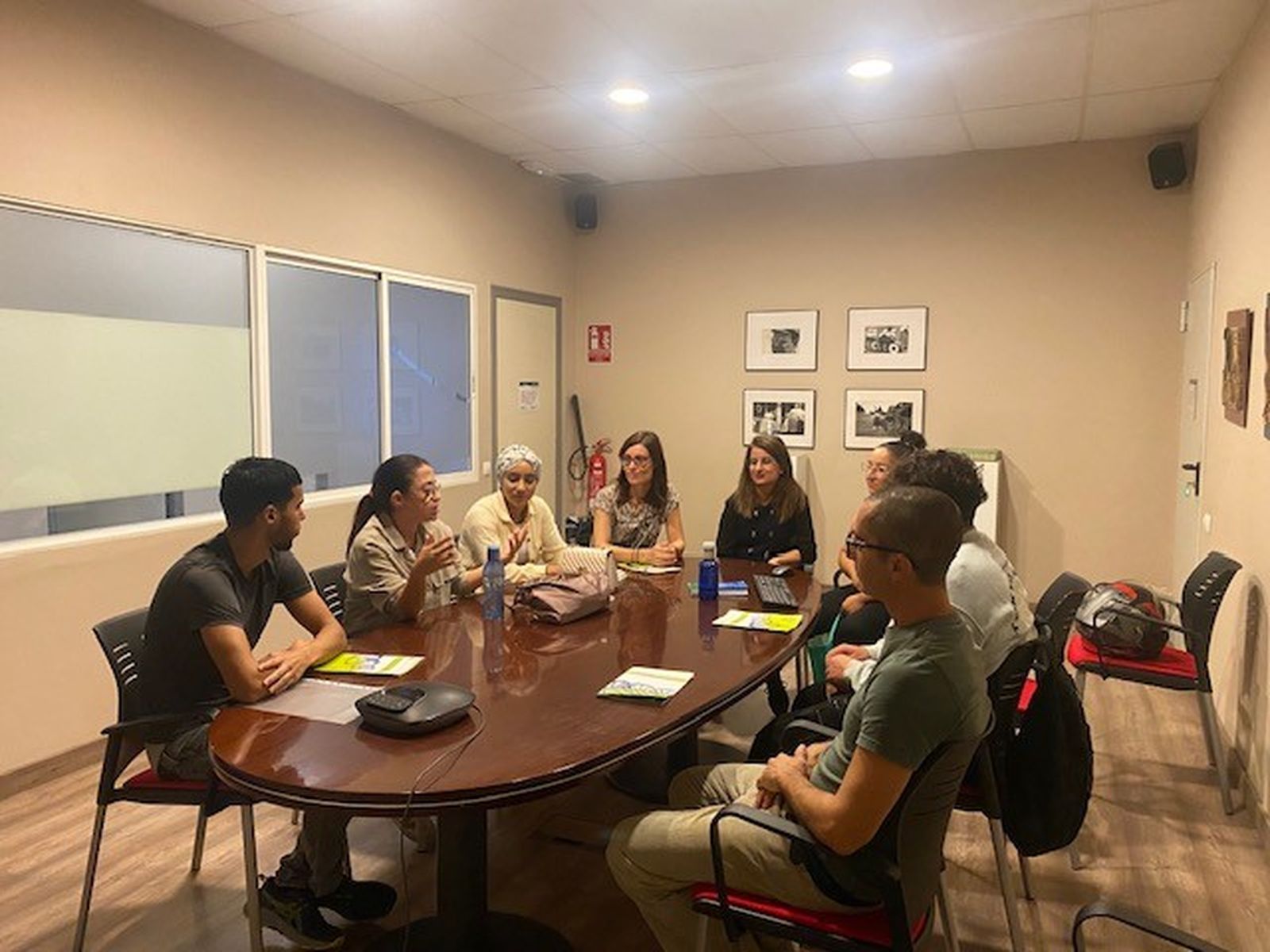 Sesión grupal del equipo técnico con personas que realizan sus prácticas