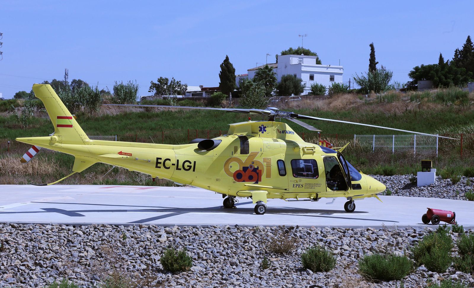 Un helicóptero del 061.