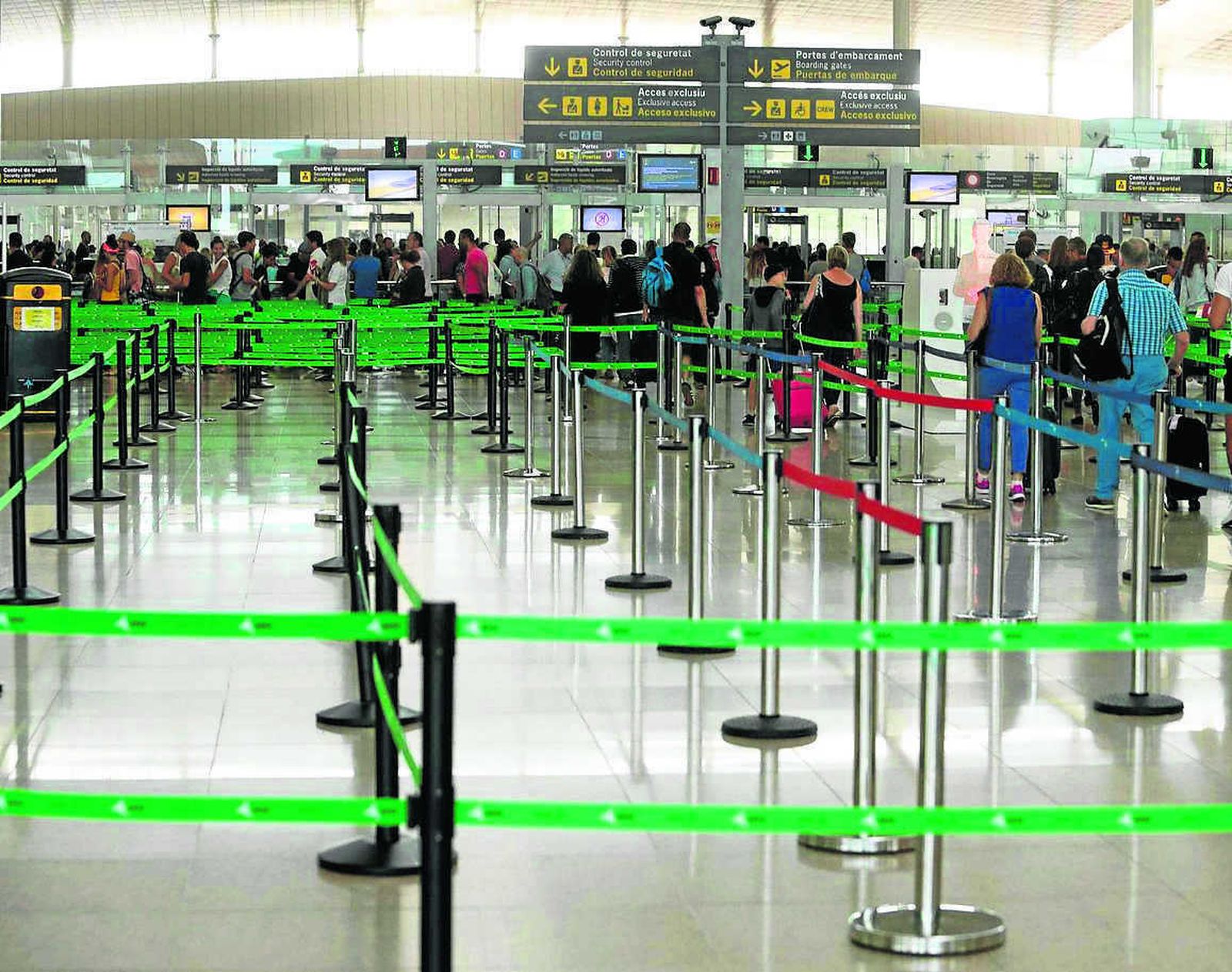 Accesos de seguridad del aeropuerto de El Prat ayer.
