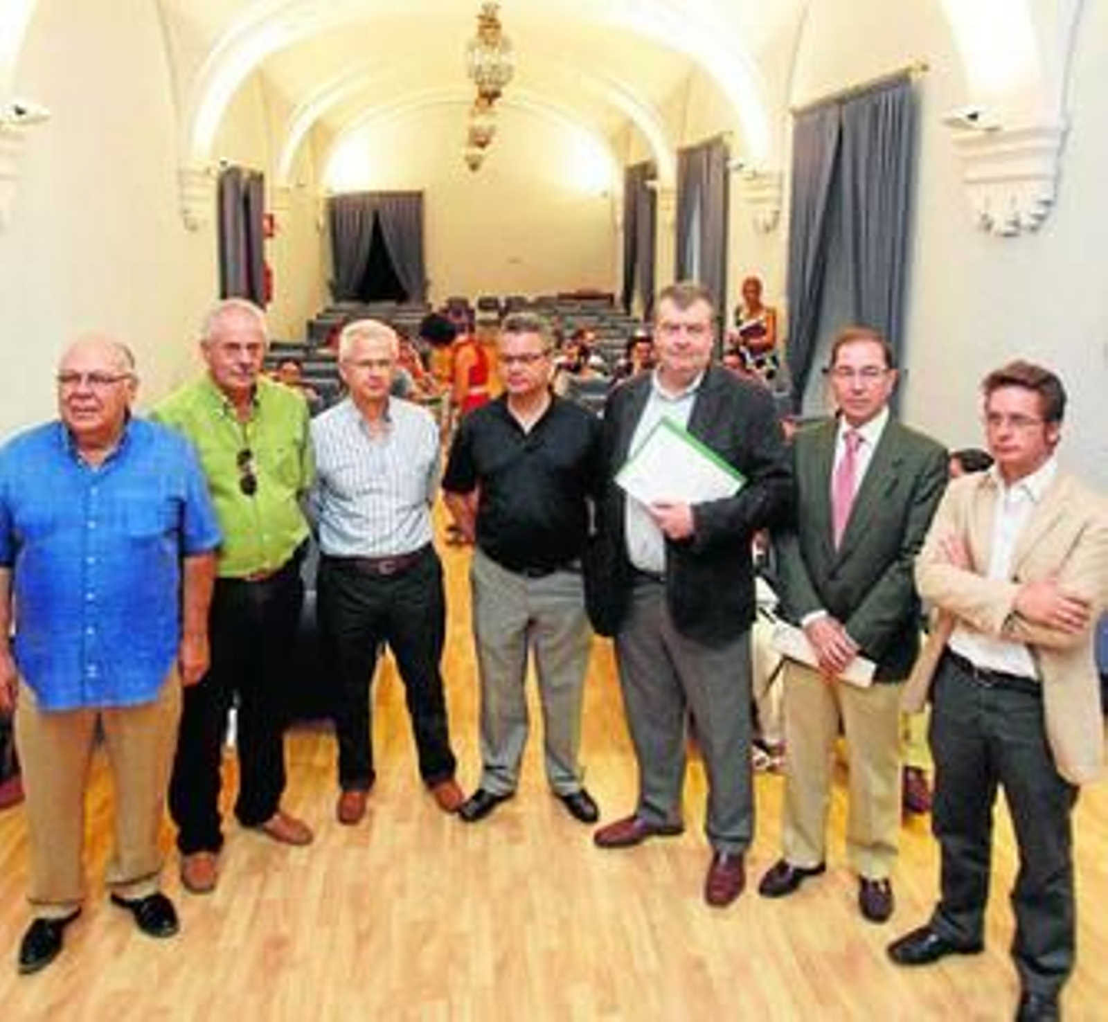 Luis Rey junto a algunos alcaldes asistentes antes del comienzo del encuentro de trabajo.