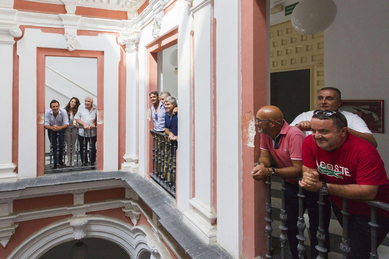 Integrantes del equipo de gobierno y colectivos del carnaval, en una visita al Palacio de Recaño.