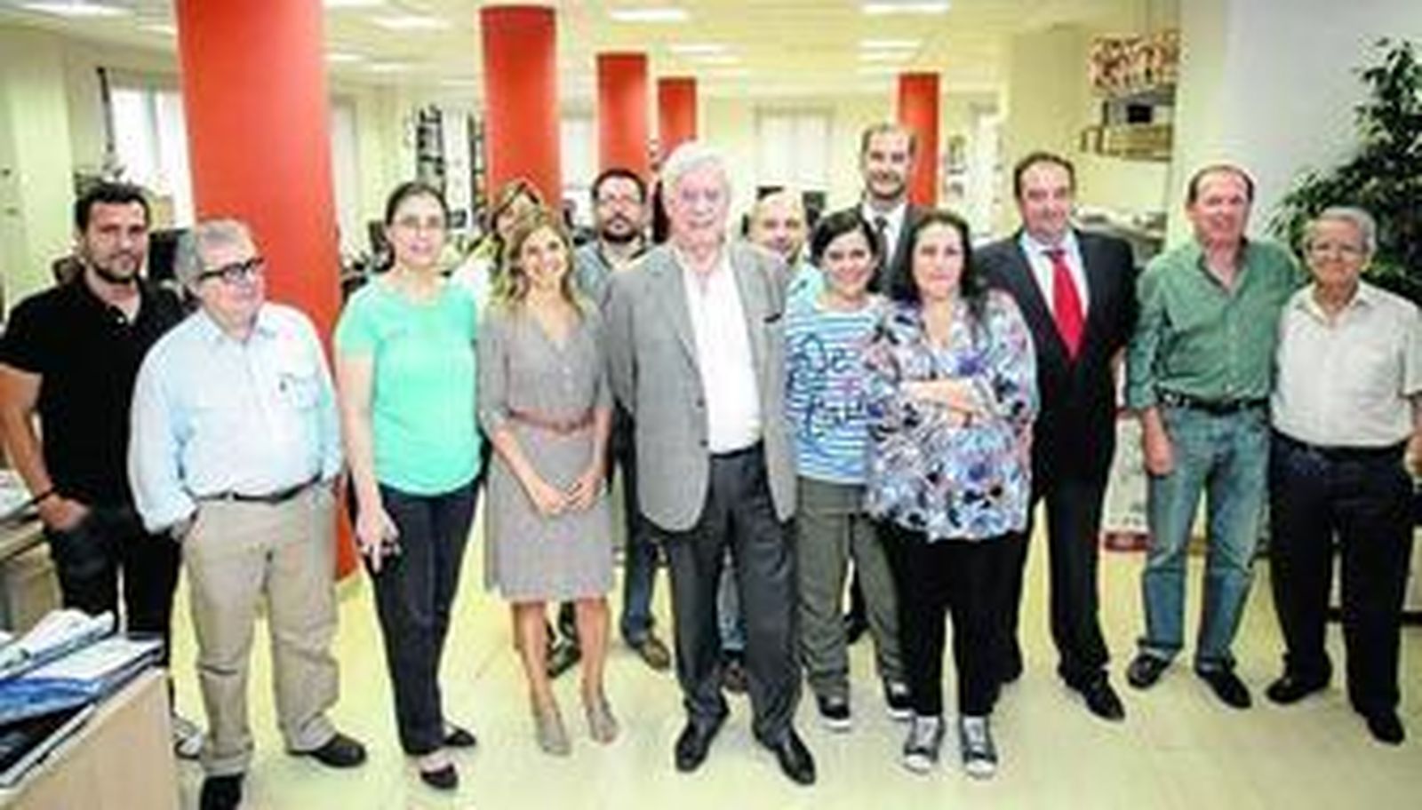 Mario Vargas Llosa en el centro junto a trabajadores de 'Diario de Cádiz' en la redacción del periódico.