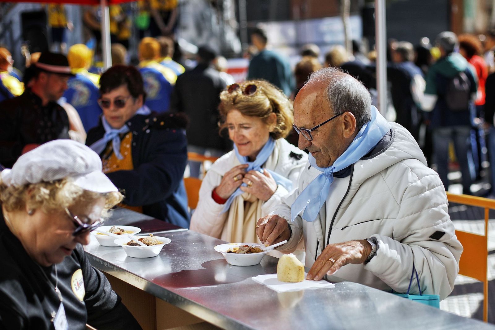 Reparto de platos de berza en el barrio de San Carlos en el Carnaval 2023.