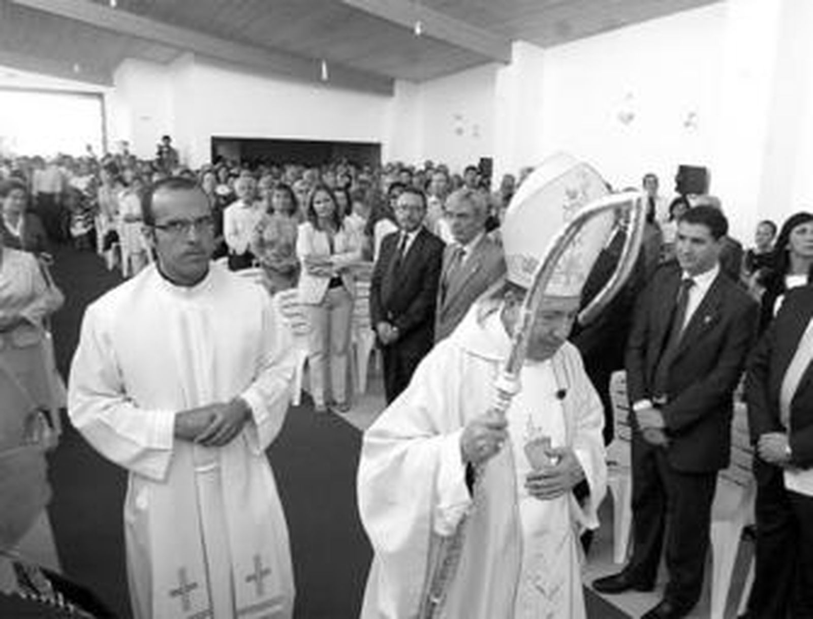 El arzobispo de Jerez, Juan del Río Martín a su entrada en la nueva iglesia de Costa Ballena.