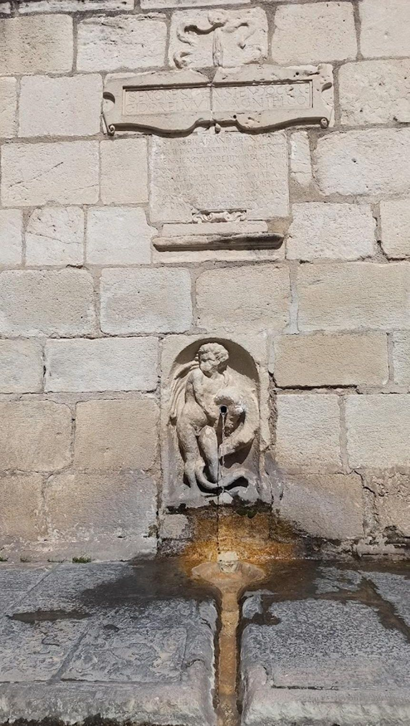 De los caños se puede beber, ya que el agua es apta para consumo humano y se trataba de un antiguo abrevadero.