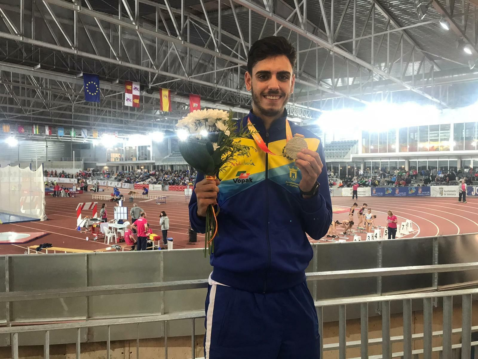 Miguel Pérez, del Bahía de Algeciras, con su oro.