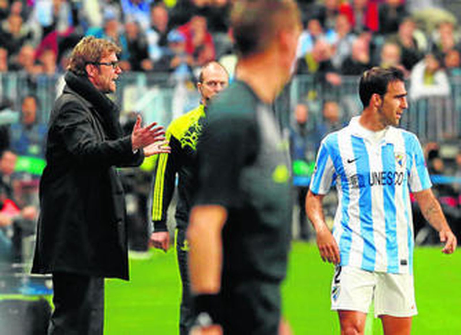 Jürgen Klopp gesticula durante el partido.