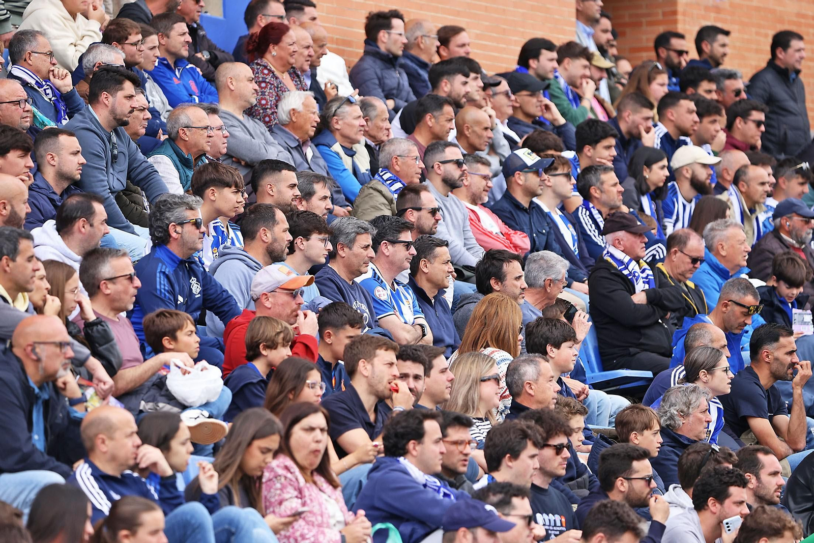 Aficionados del RÇecre presencian un encuentro en las gradas del Nuevo Colombino.