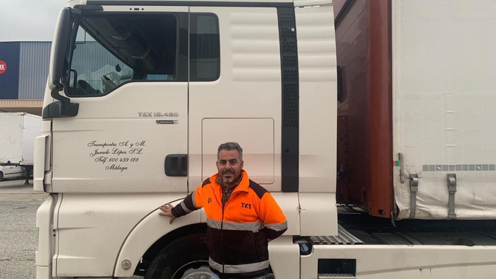 Javier Ibáñez  con un trailer de la empresa para la que trabaja.