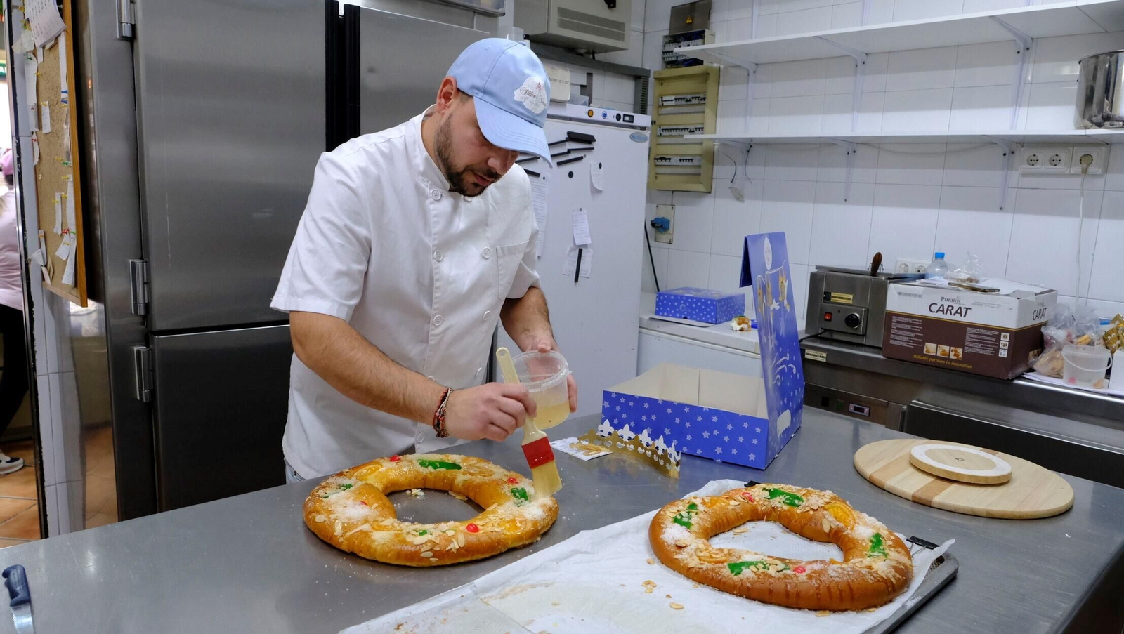 Javier Guerrero, maestro pastelero de Yemadi, en plena elaboración de roscones.