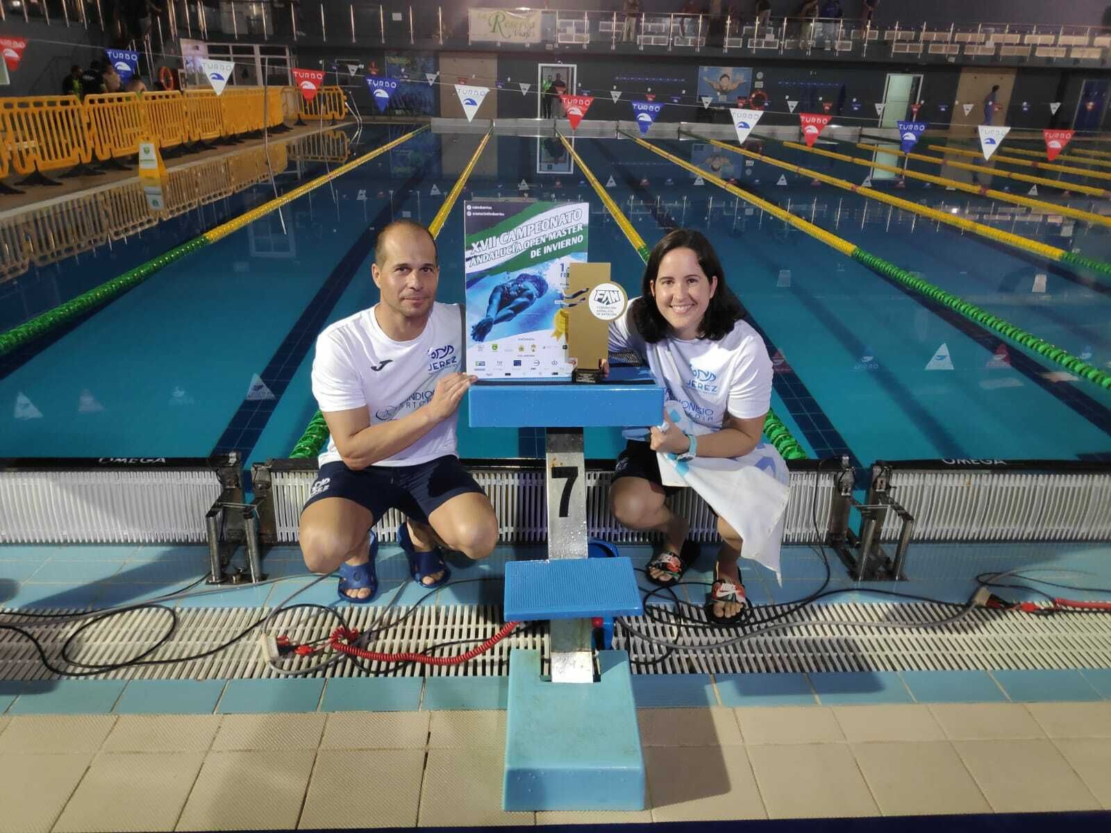 Álvaro Bernal y Zabeli Sánchez, capitanes del equipo, con el trofeo de campeón.