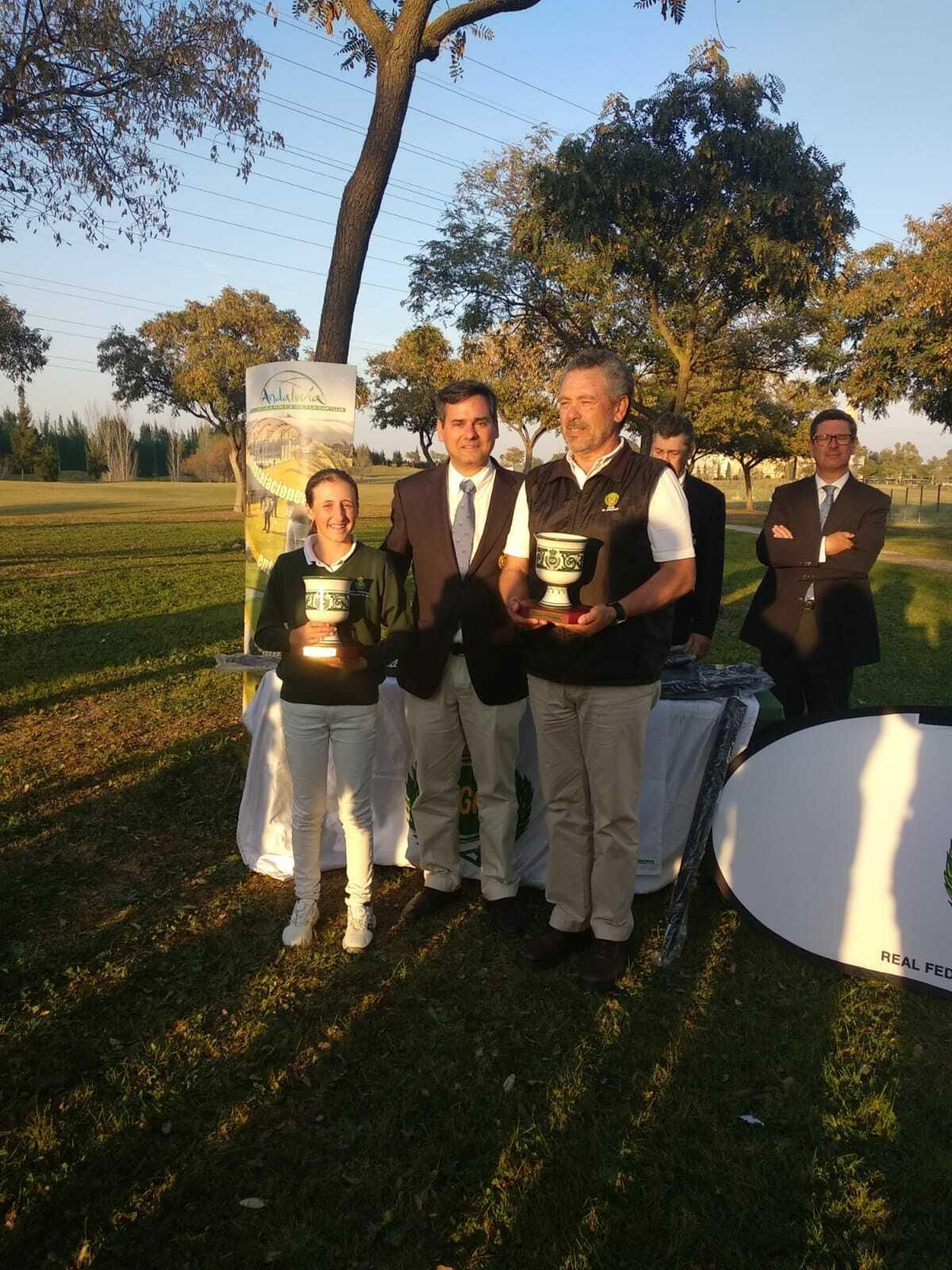 Los campeones, con sus respectivos trofeos