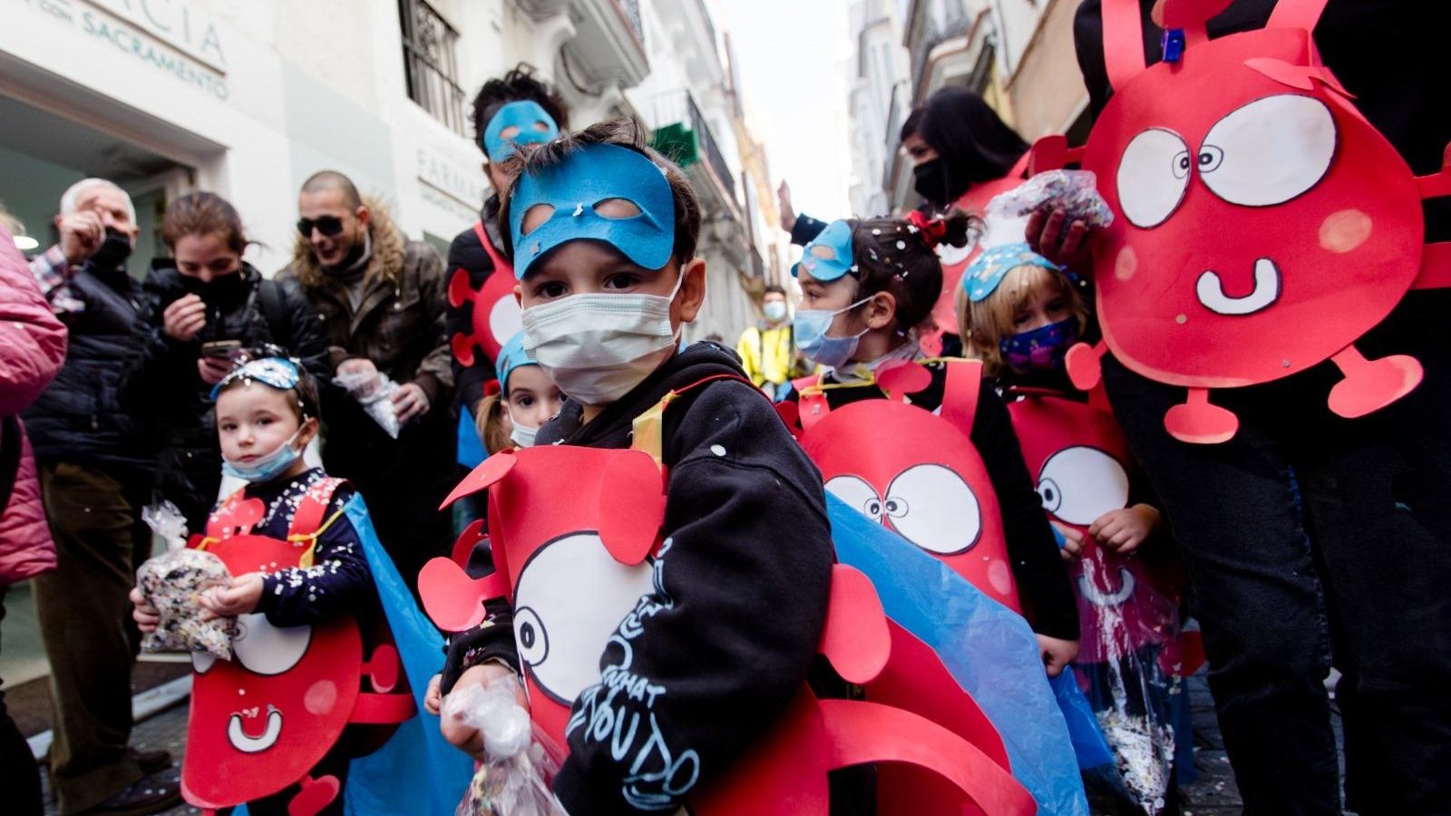 Un pequeño del colegio en el pasacalles.