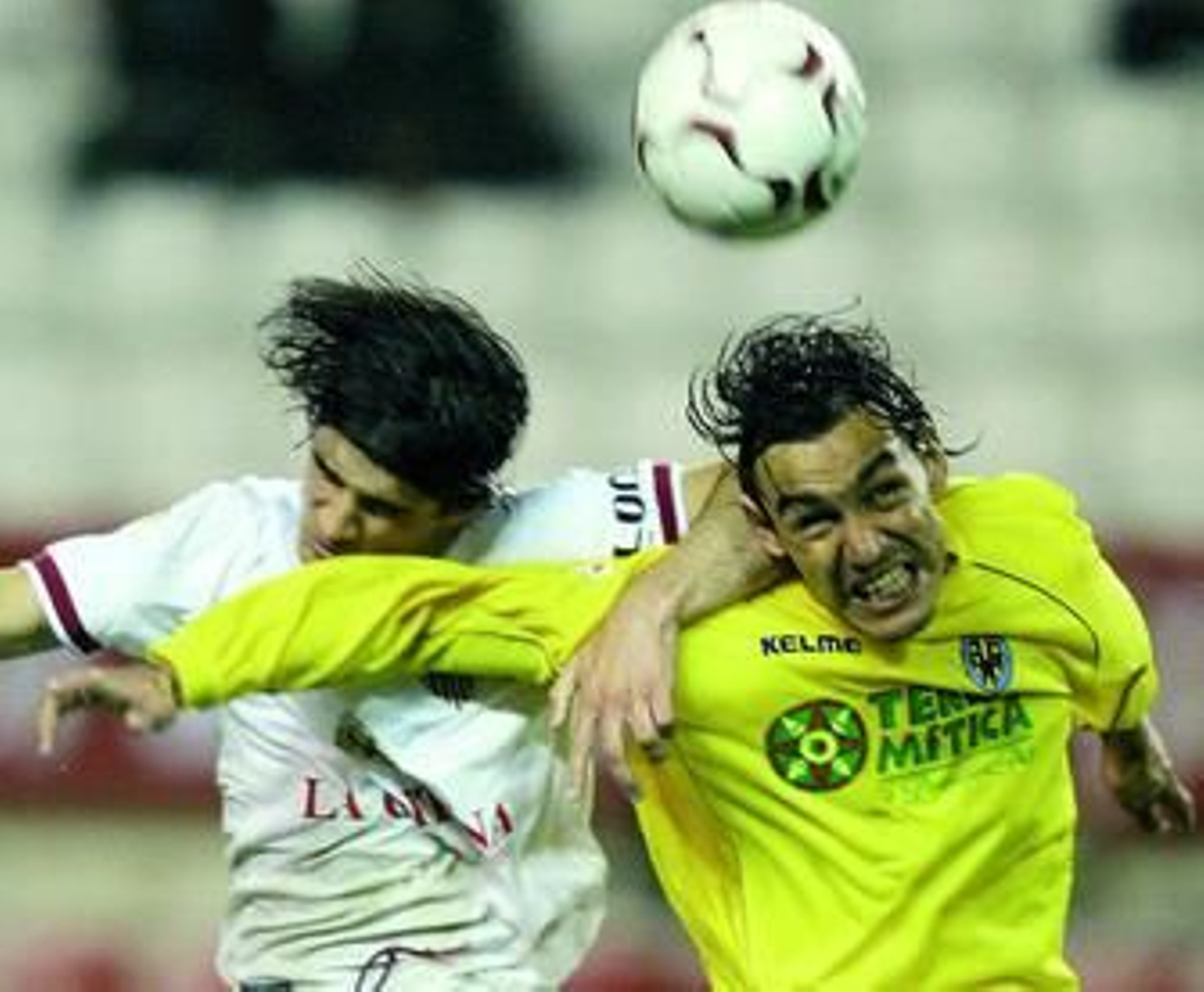 Tena, con el Villarreal, se anticipa al sevillista Hornos.