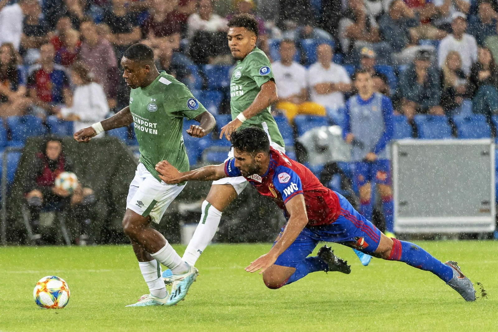 Bergwijn escapa de un defensa del Basilea en la previa de la Champions.