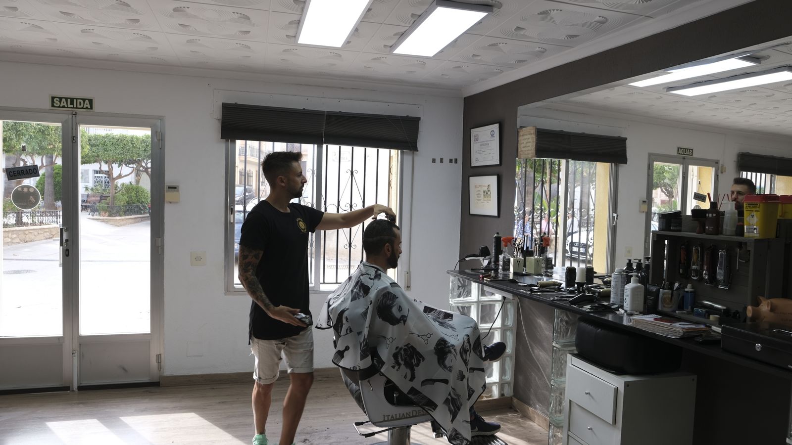 Rubén Piñero es uno de los peluqueros de Turre.