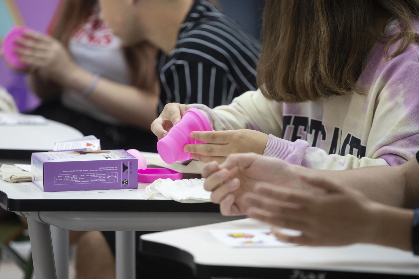 Unas adolescentes, durante un reparto de productos menstruales reutilizables.