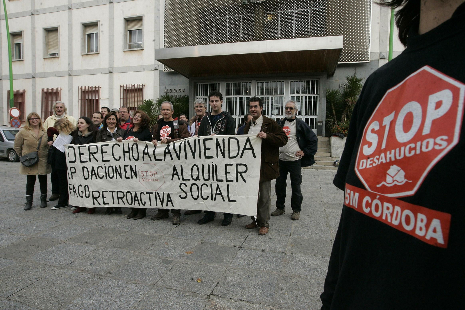 Concentración de Stop Desahucios a las puertas de la Subdelegación del Gobierno en 2012.