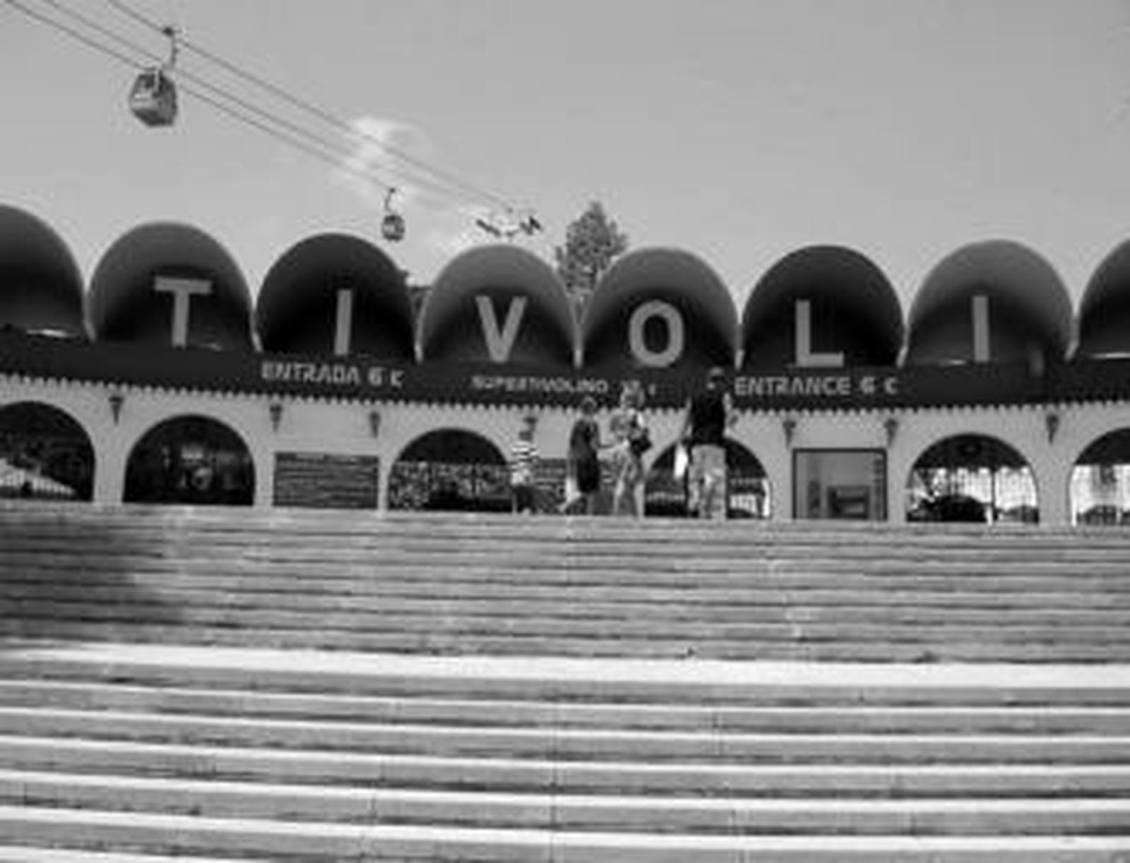 Fachada de la entrada principal de este centro de ocio de Benalmádena.