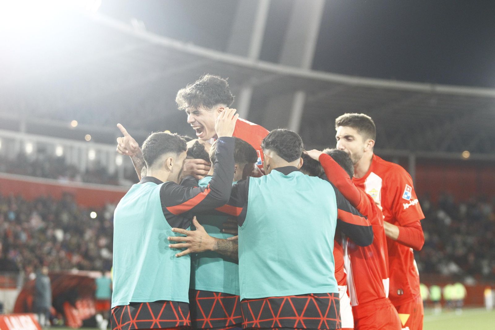 Los rojiblancos celebran el gol de Luis Suárez en el empate frente al Cádiz de este pasado domingo en el último encuentro del año.