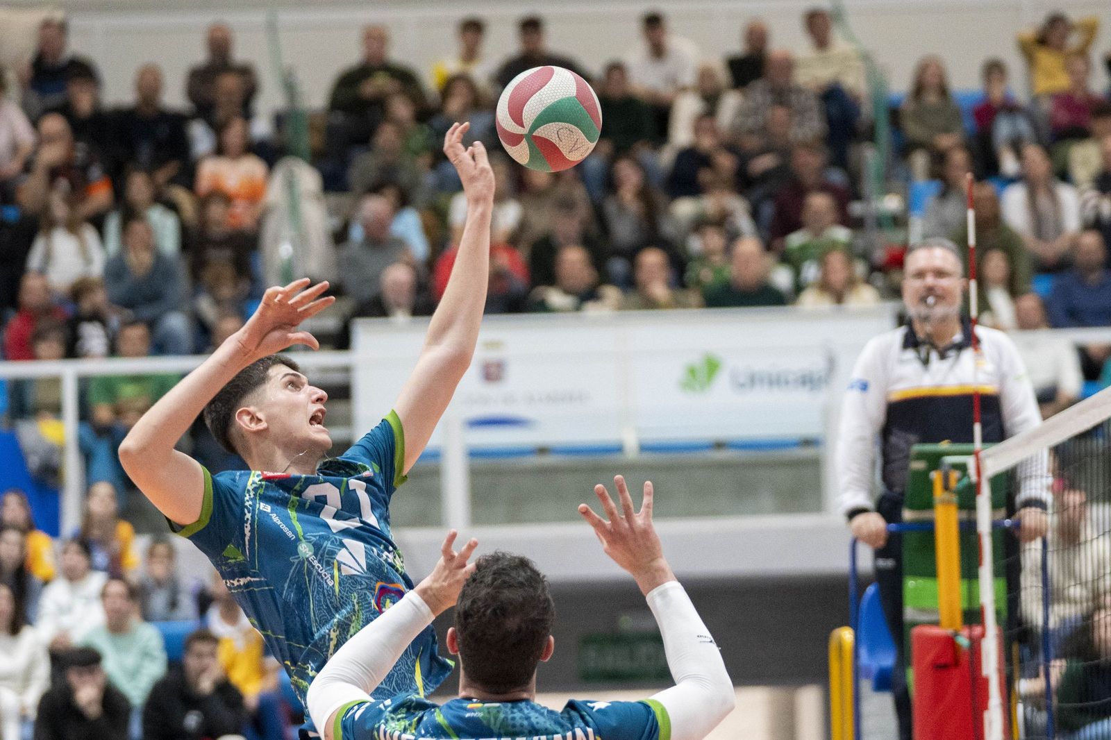 Las imágenes del partido entre Unicaja Costa de Almería y Pamesa Teruel de Superliga de voleibol