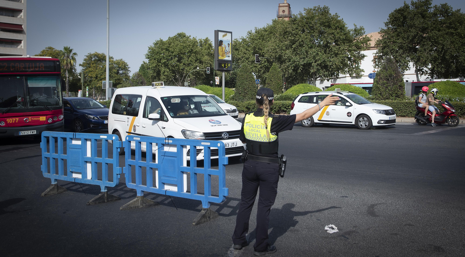 Calor y buen ambiente en la entrada del concierto de Manuel Carrasco