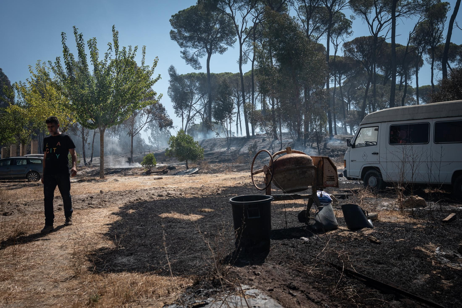 Imágenes de las labores de extinción del incendio de Bonares