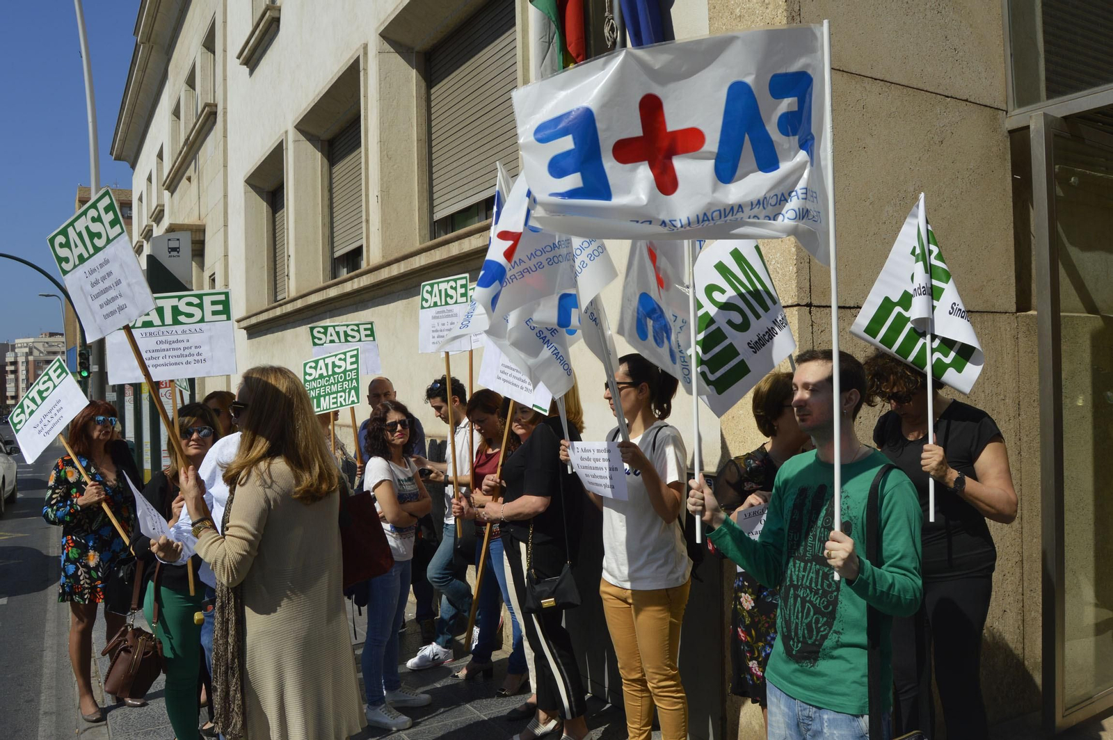 Los sindicatos sanitarios concentrados en la Delegación de Salud.