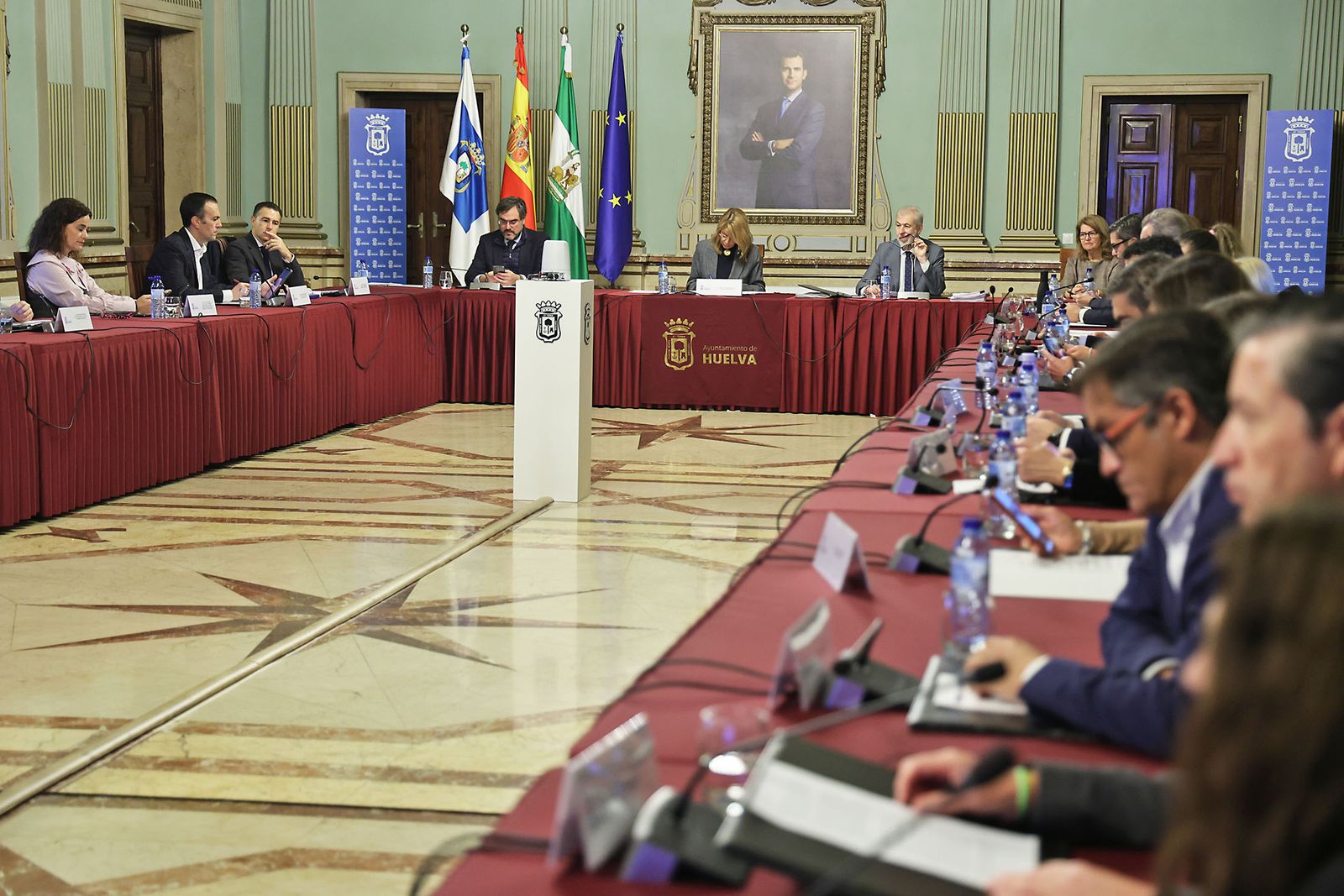 Las fotografías del pleno extraordinario en el Ayuntamiento de Huelva por la concesión de distinciones y honores de la Ciudad de Huelva