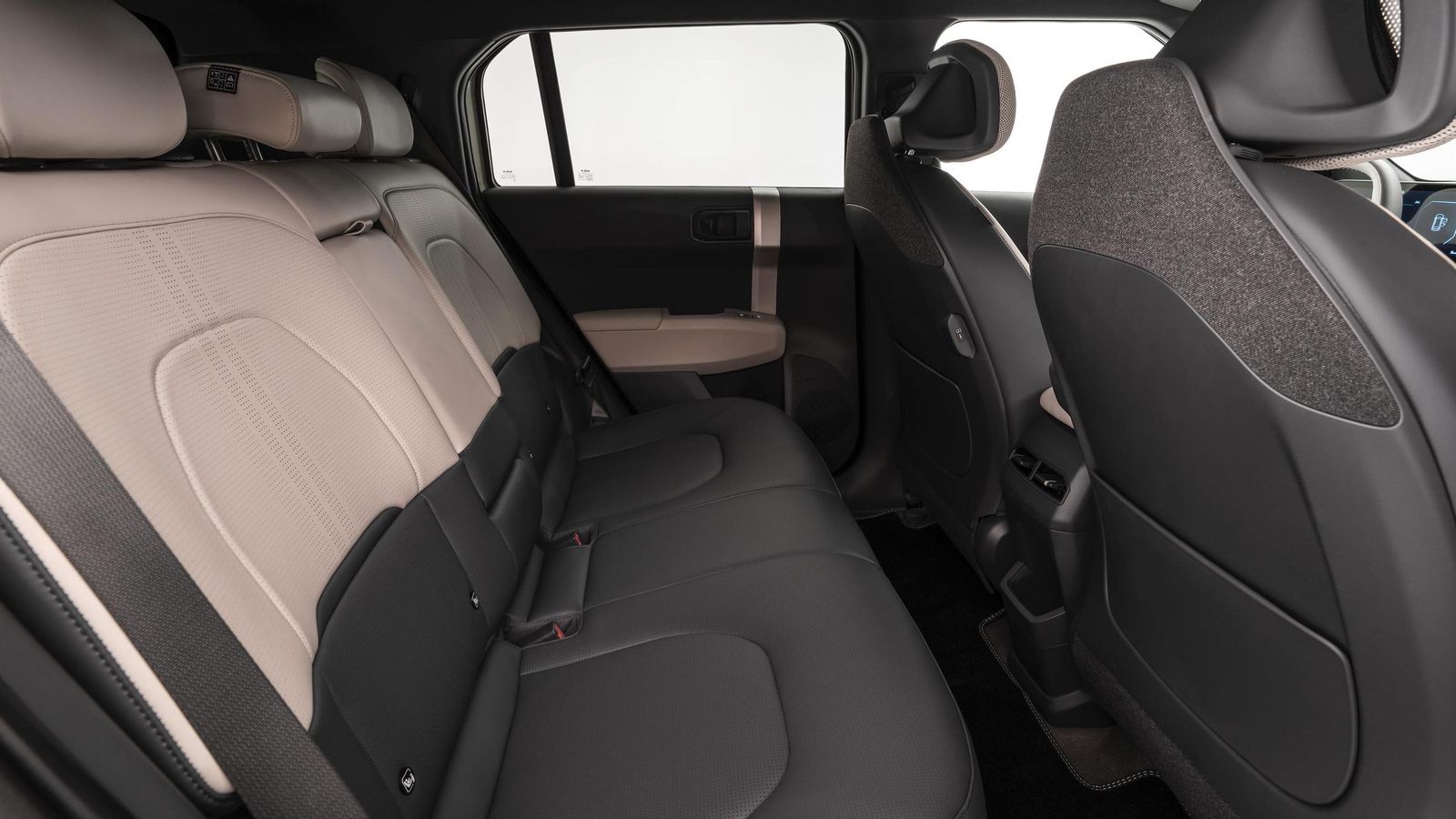 Cumple magníficamente en cuanto a altura, mientras que en anchura es el mejor de su clase. La accesibilidad a las plazas traseras es formidable. Aquí el piso es plano.