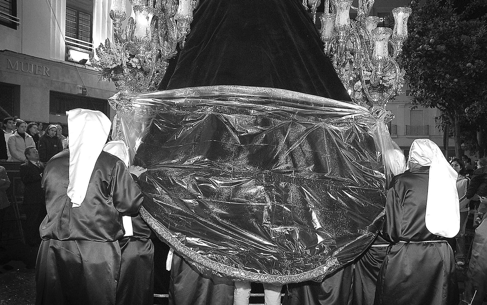 Protección para el manto de la Virgen de la Esperanza (El Amor) en 2005.