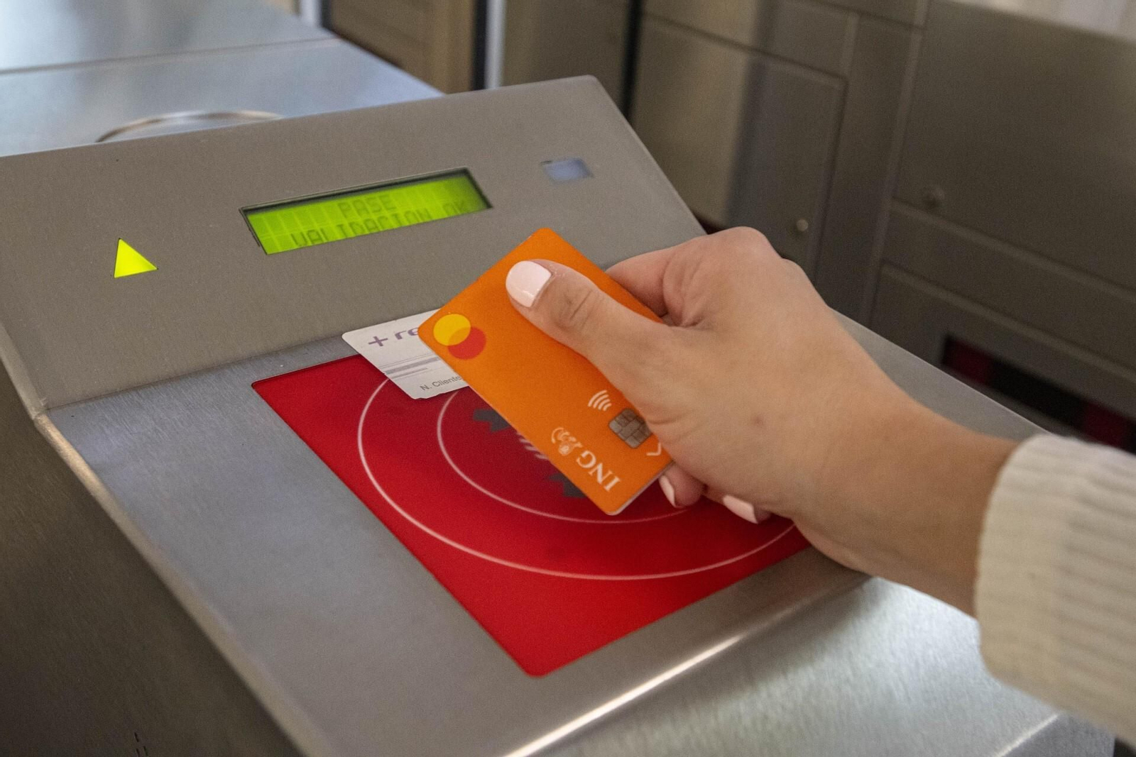 Un usuario de la red de Cercanías empleando el sistema ‘Cronos’ como forma de pago