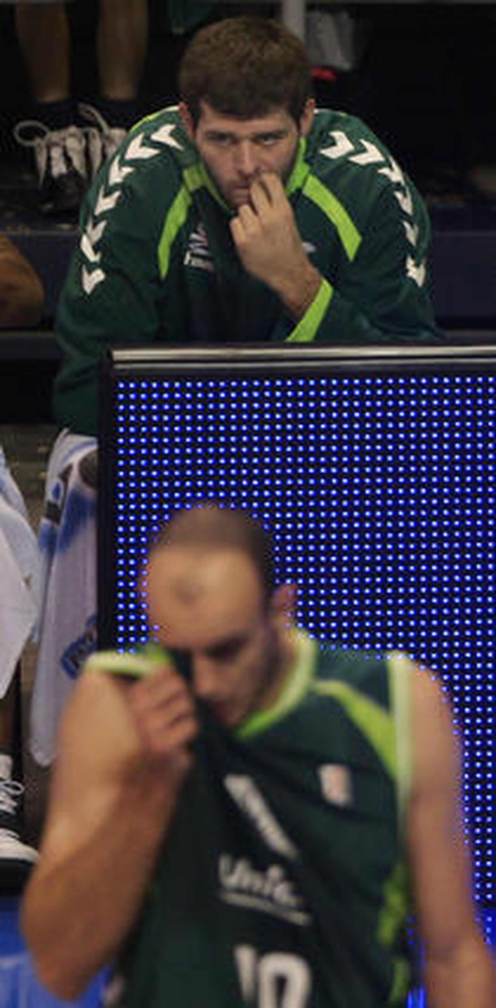 El Unicaja pierde contra el Power Electronics (64-70) y se aleja de la Copa del Rey

Los de Aíto lo intentaron hasta el final, pero la precipitación y el mal día en los tiros decantaron el encuentro para los valencianos.

Foto: Sergio Camacho / Agencias