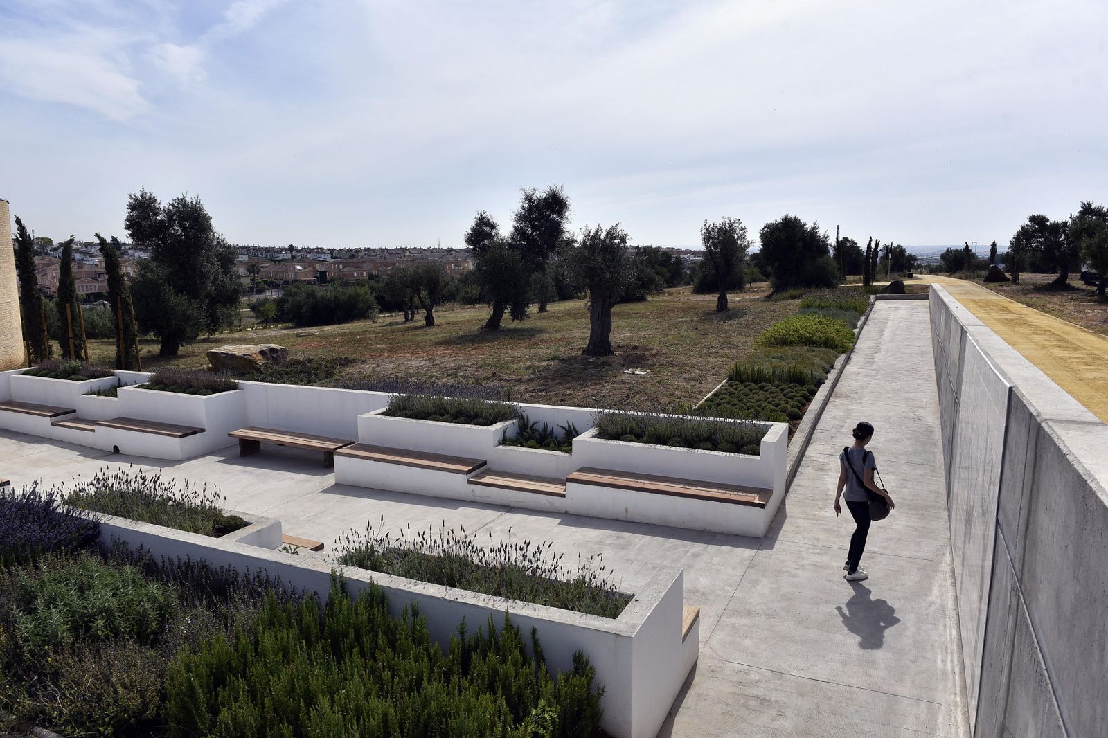 La zona verde dispone de áreas para sentarse, como la que conduce al Aula de la Naturaleza.