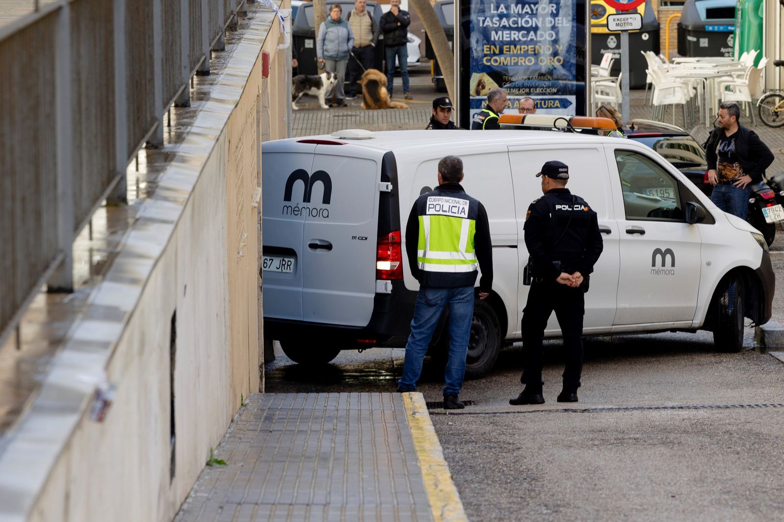 Momento del traslado del cuerpo del fallecido tras la pelea en el garaje.