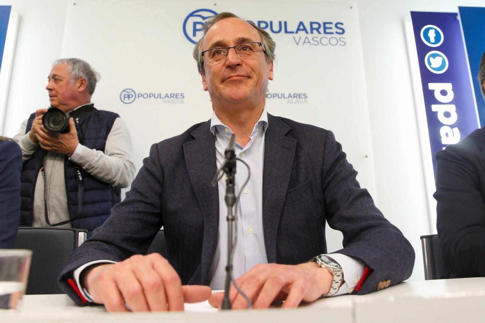 El ya ex líder del PP vasco Alfonso Alonso, durante la reunión de la junta directiva del PP vasco esta lunes por la tarde en Vitoria, en la que ha presentado su dimisión.