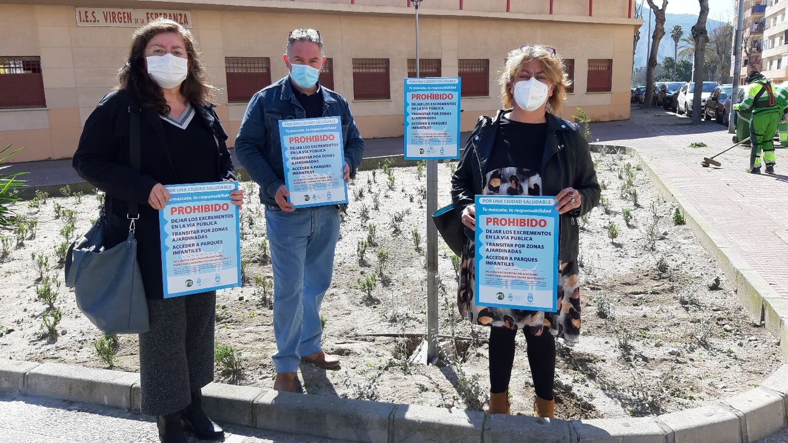 Carteles de la campaña que se han instalado en el exterior del IES Virgen de la Esperanza.