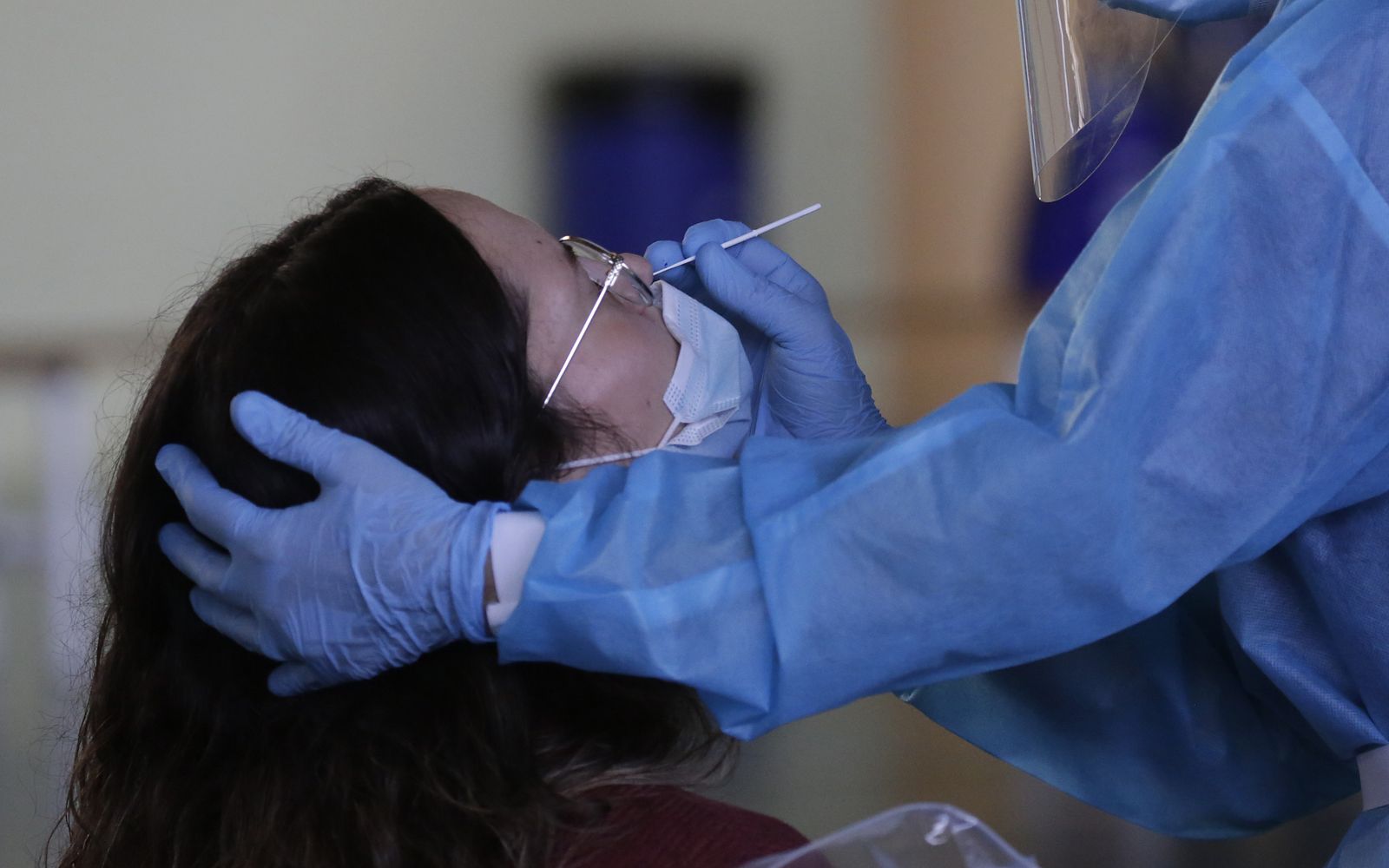 Una sanitaria realiza una prueba de cribado