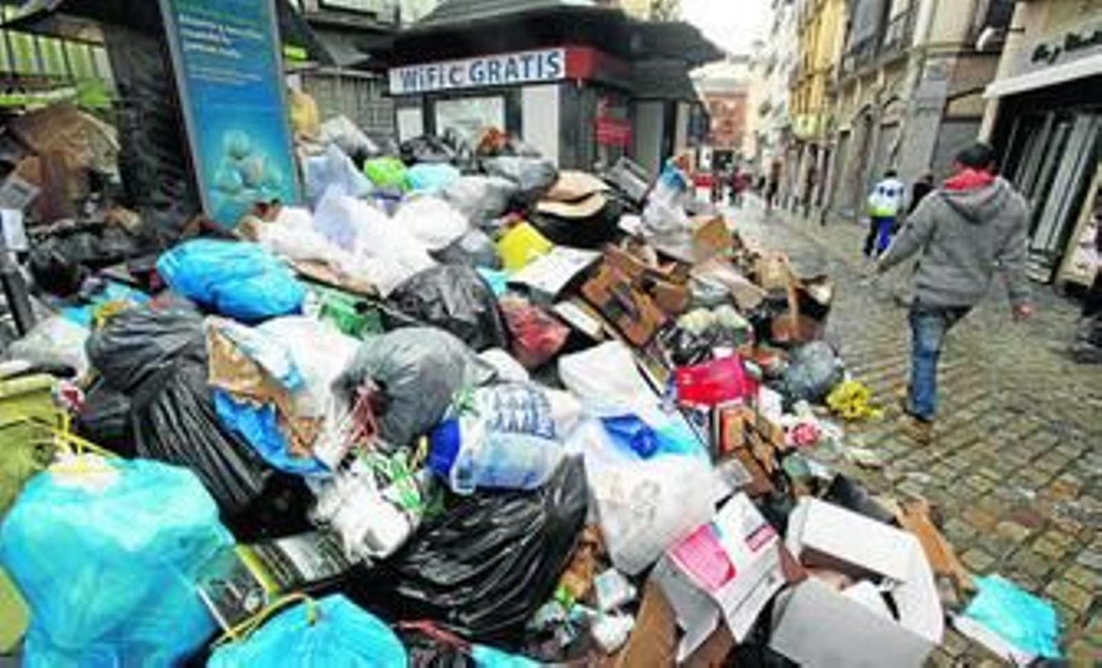 Más de 2.400 toneladas de residuos se han llegado a acumular en las calles de Granada pese a los servicios mínimos.