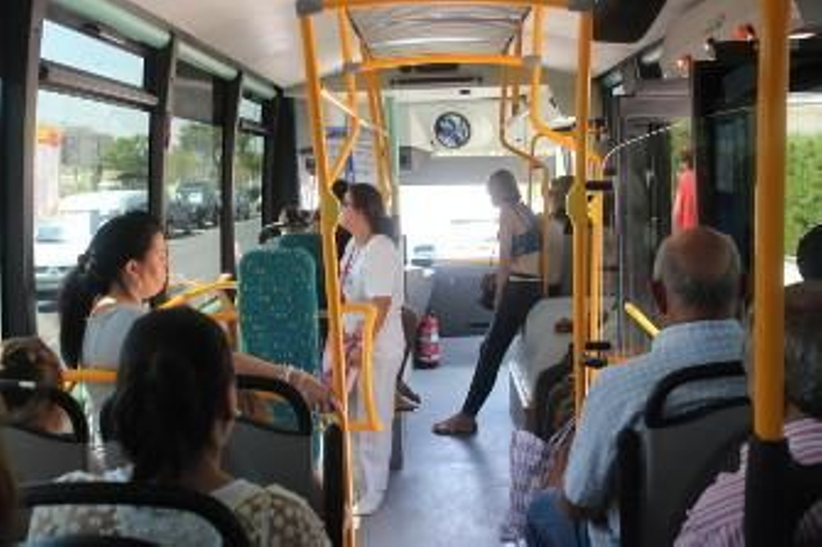 Varios usuarios dentro de la línea circunvalación 9 para llegar a su destino, días atrás/Fernando Ruíz