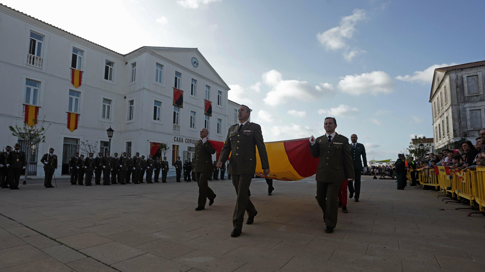Las mejores fotos del desfile militar del Dos de Mayo en San Roque