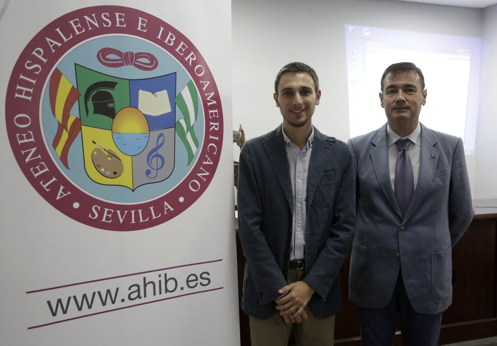 Marcos Pacheco Morales-Padrón (izq.) con Martín de Miguel, presidente del Ateneo Hispalense e Iberroamericano.
