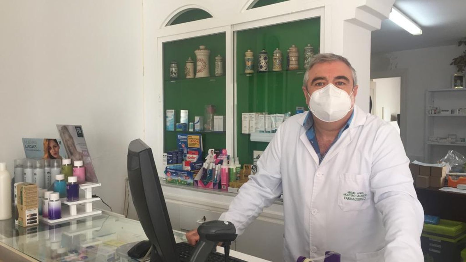 Miguel Ángel Montero en su botica de Serrato.