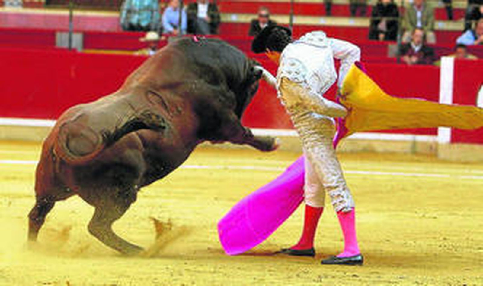 El sevillano Oliva Soto, en una revolera al tercer toro en Zaragoza.