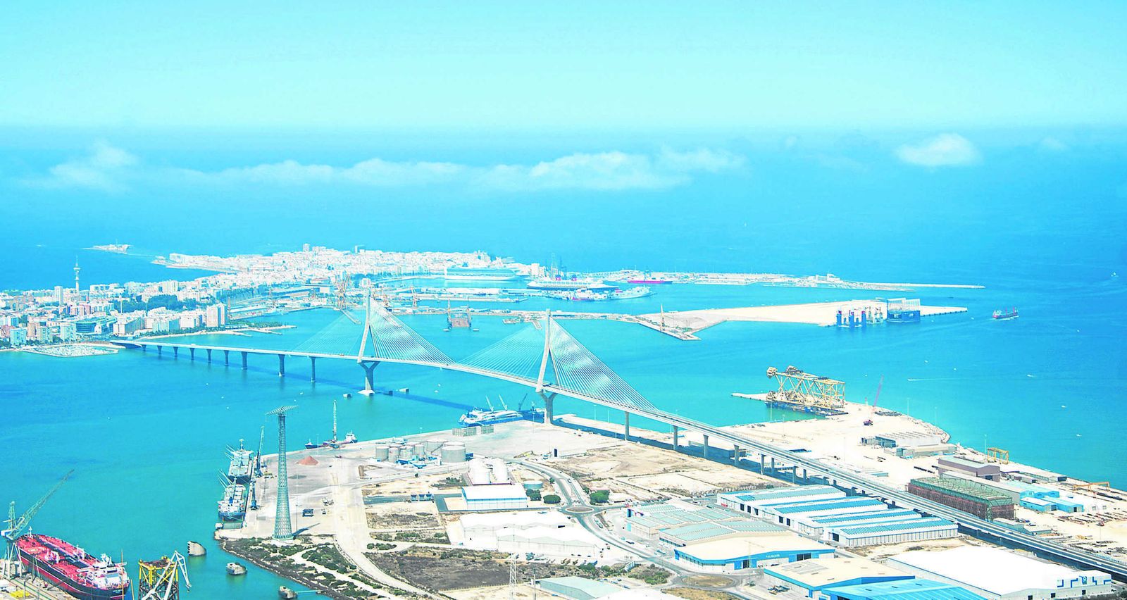 Instalaciones portuarias con la ciudad de Cádiz al fondo.