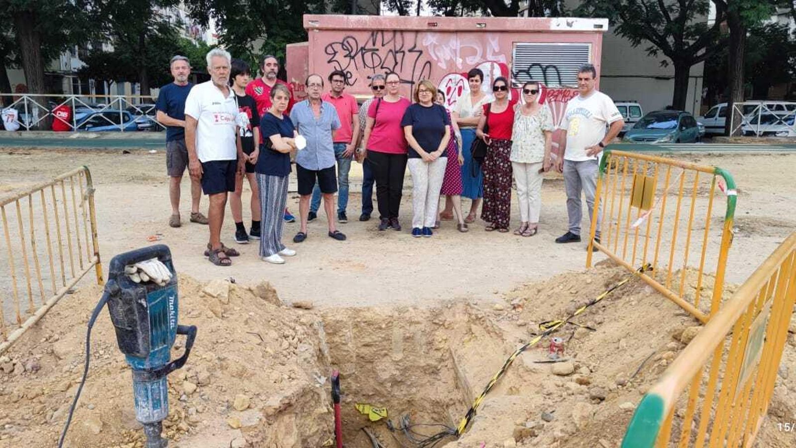 Concentración de un grupo de vecinos de Nervión afectados por los apagones.