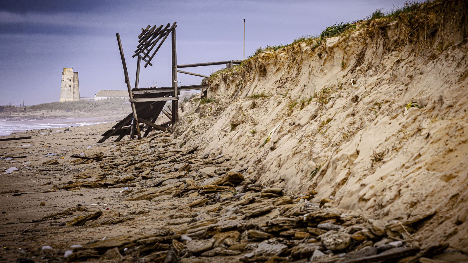 Una de las pasarelas destruidas por la fuerza del mar en la playa de El Palmar.