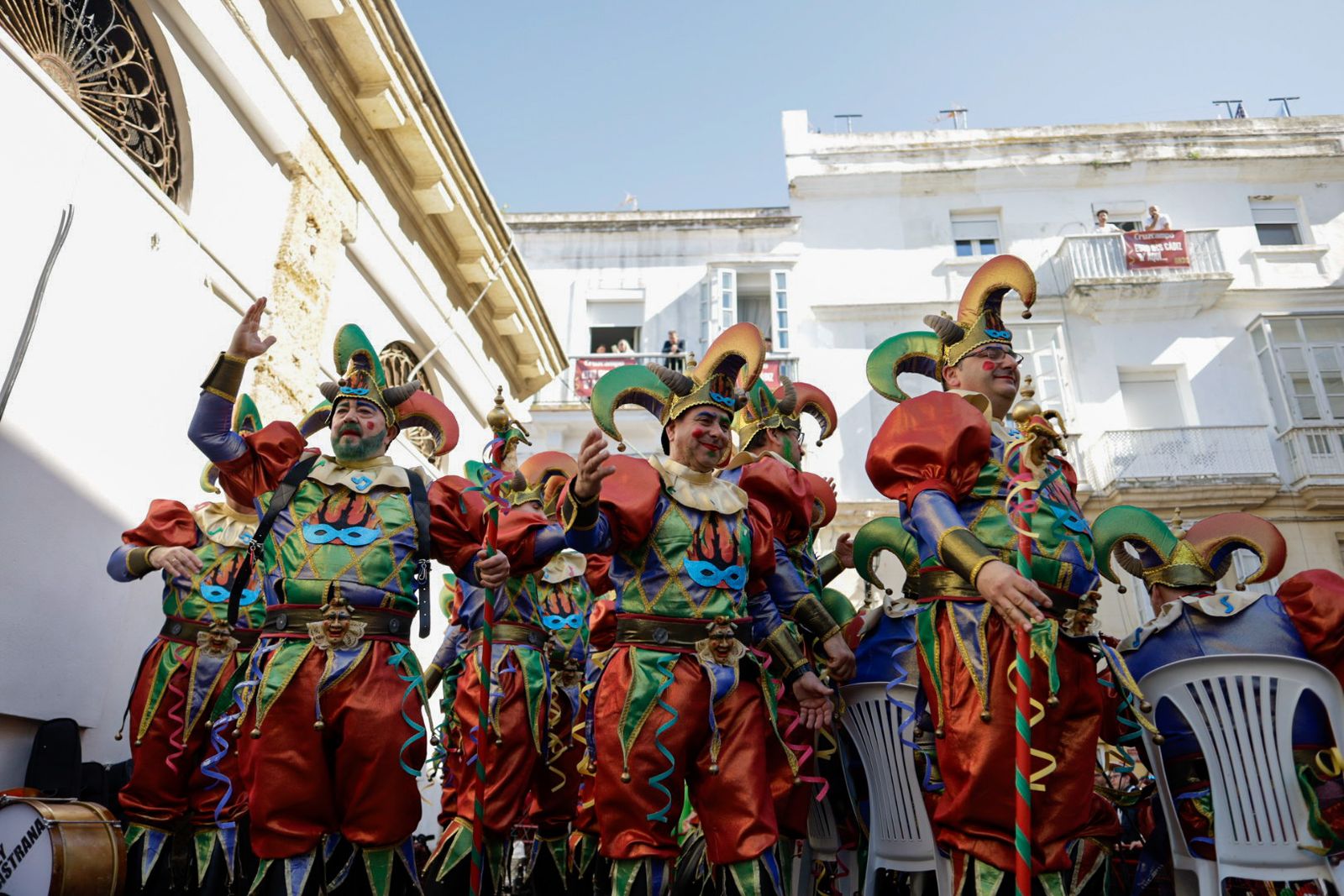 Así vive Cádiz su primer sábado de Carnaval: las imágenes de las batallas de copla y la fiesta en la calle