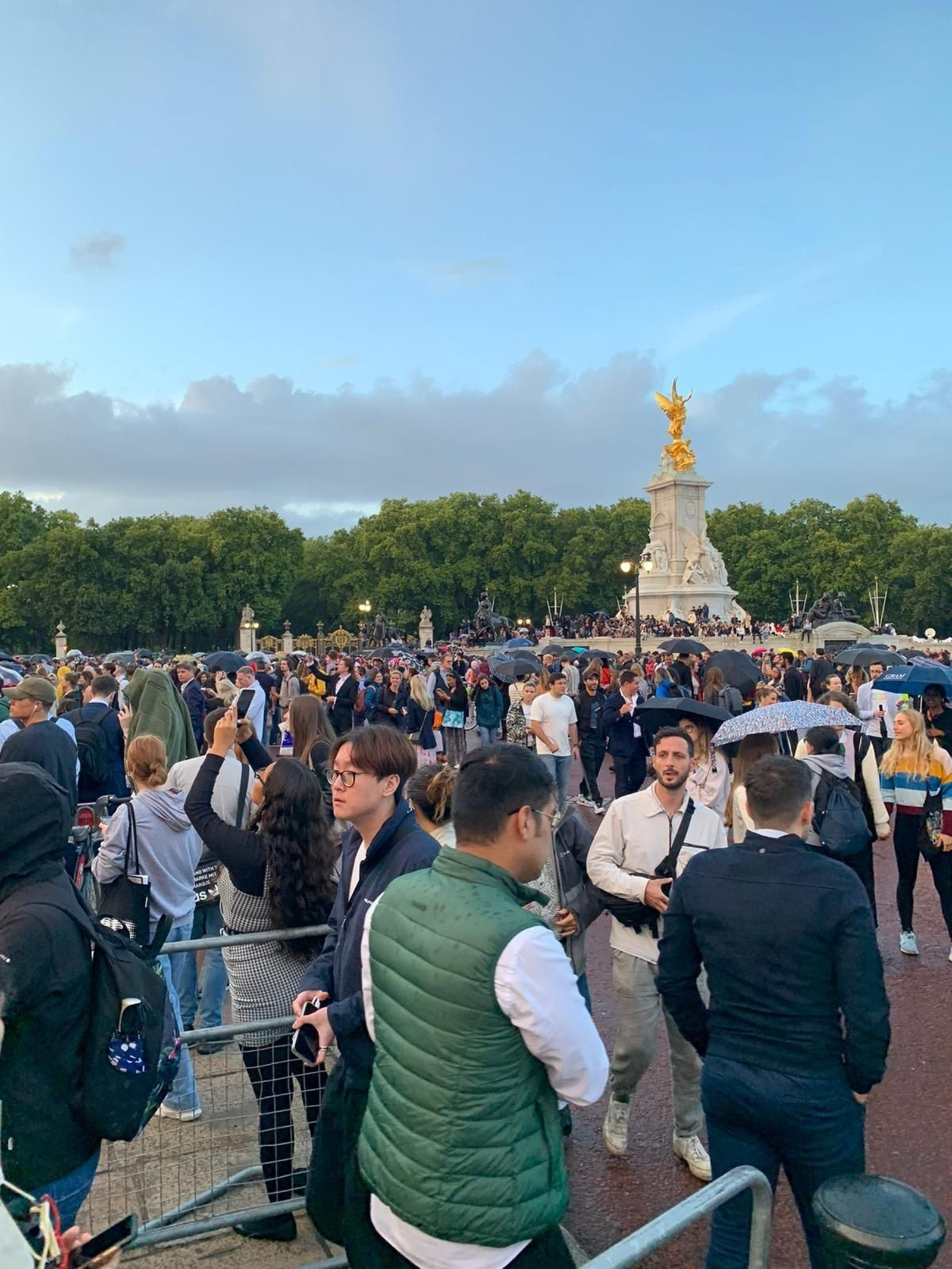 Los británicos acuden a Buckingham Palace tras el anuncio de la muerte de Isabel II