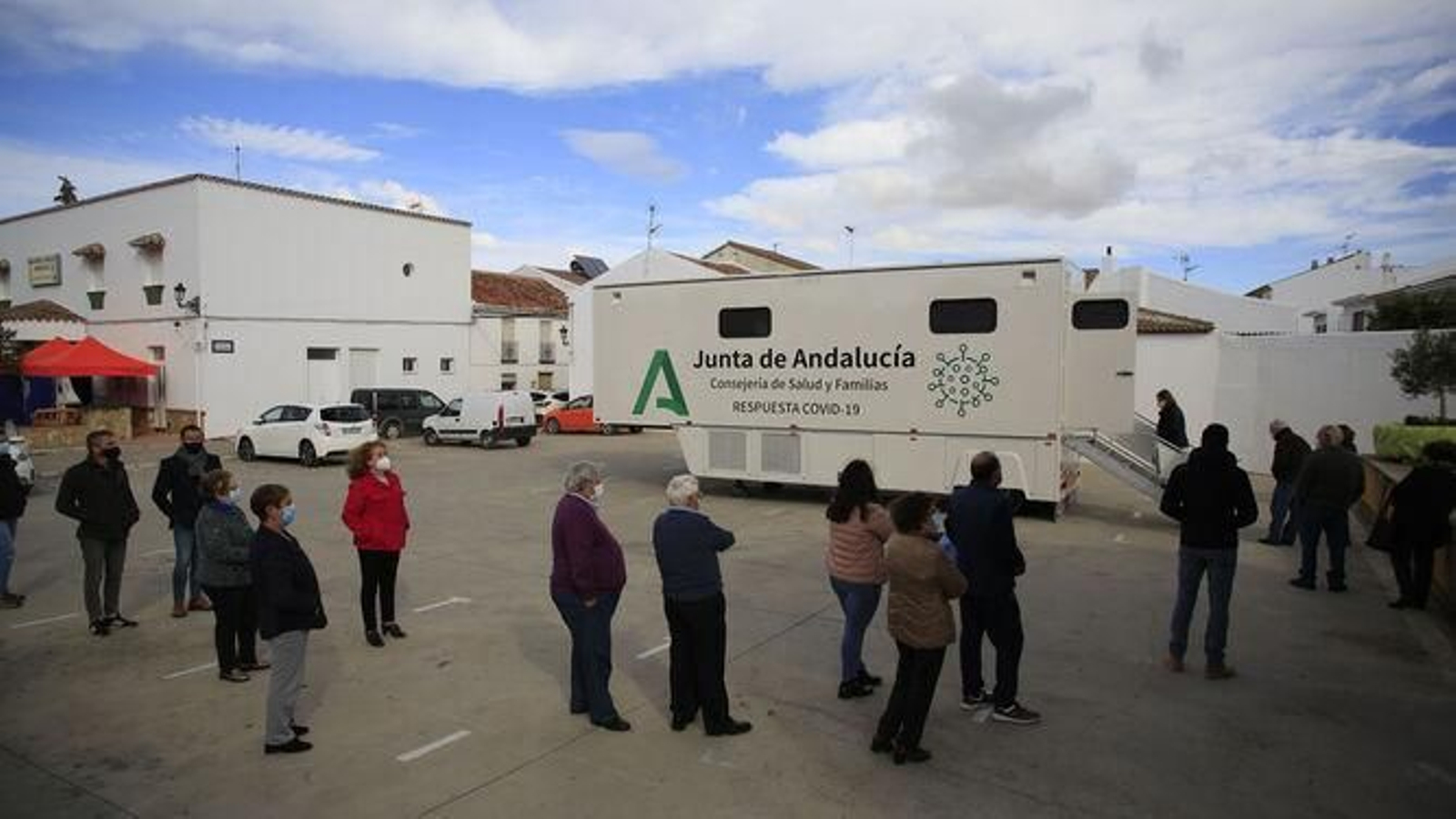 Vecinos de Cuevas del Becerro hacen cola para someterse a la PCR el pasado 30 de noviembre.